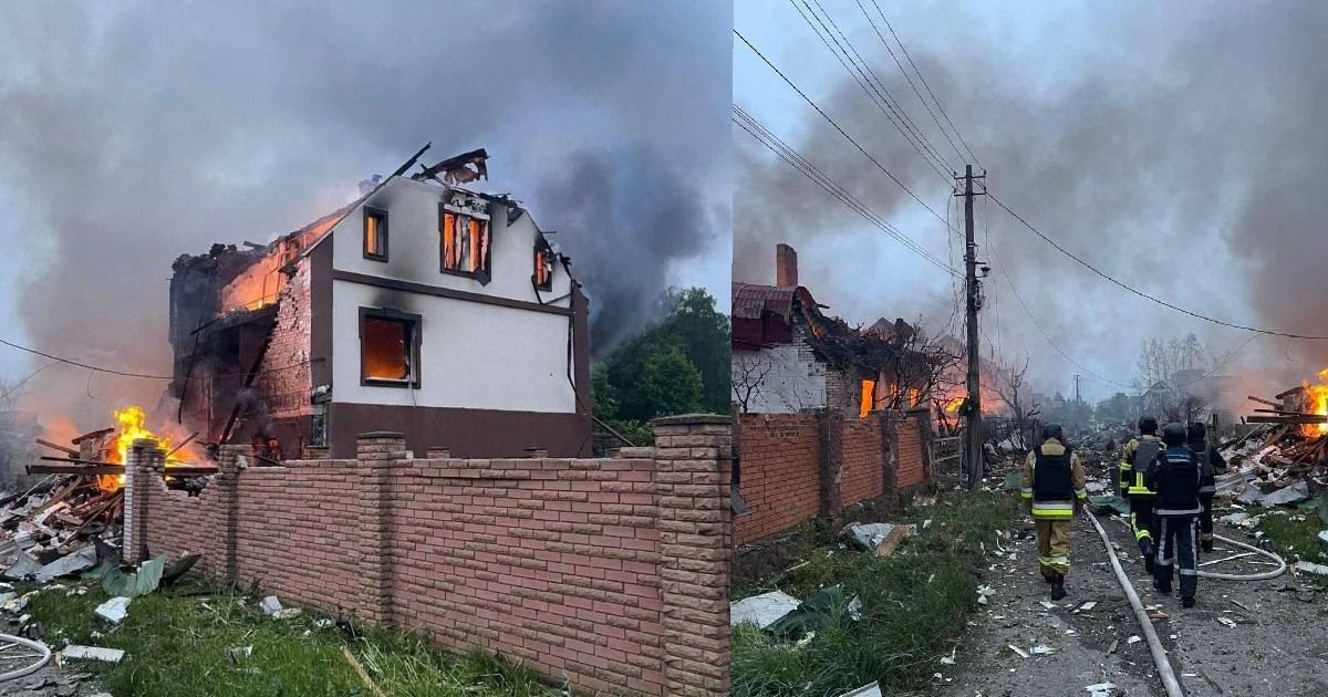 O casă în flăcări după un atac al Rusiei