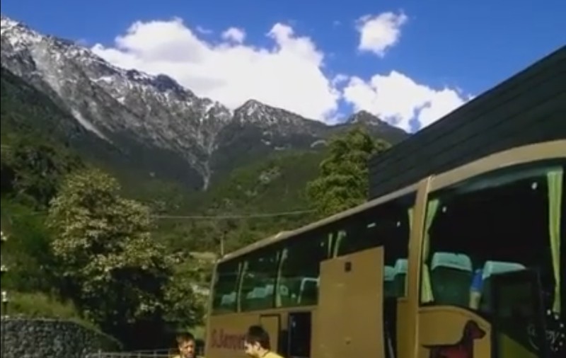 Tata Puiu nu a știut-o pe asta. Pe autocarul naționalei României este imprimat un șoricar, mascota Olimpiadei însângerate din 1972