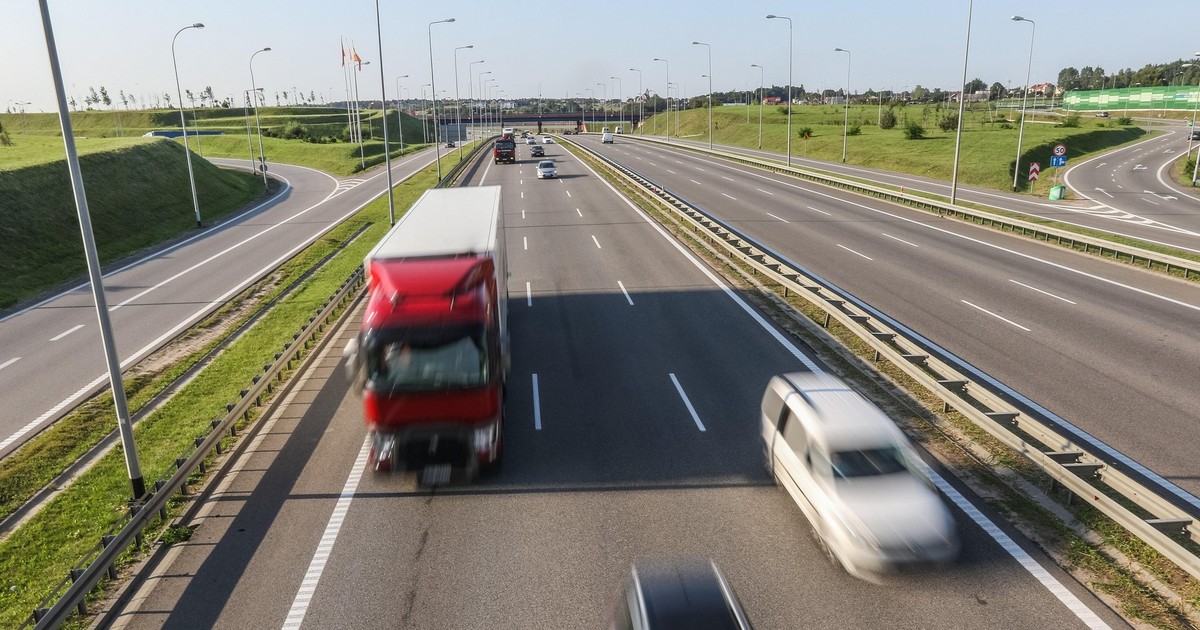 Mașini, TIR, autostradă. Foto cu caracter ilustrativ.