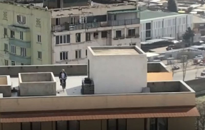 VIDEO | Soluția găsită de un georgian pentru a face sport: cu bicicleta pe acoperișul blocului