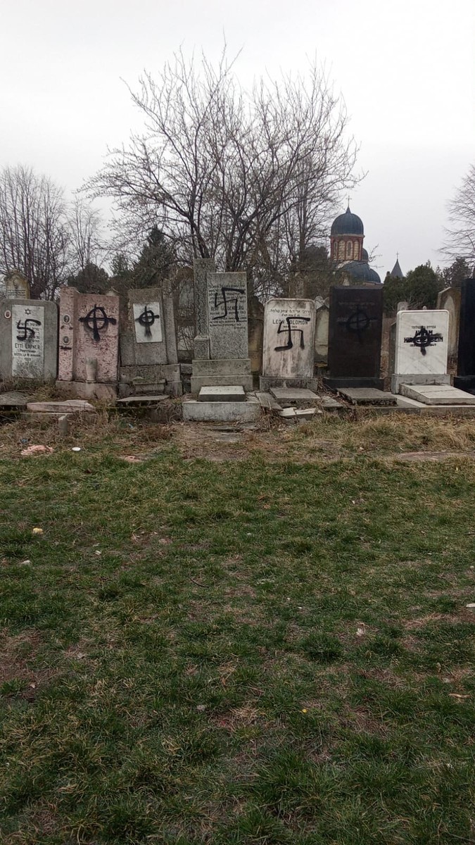 Plăcile funerare din Cimitirului Evreiesc Bacău profanate de tânăr