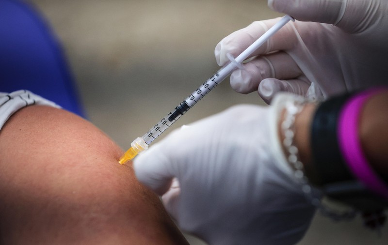 Elevă de 17 ani din Cluj-Napoca, vaccinată cu un ser aprobat pentru cei peste 18 ani. Nu e primul caz
