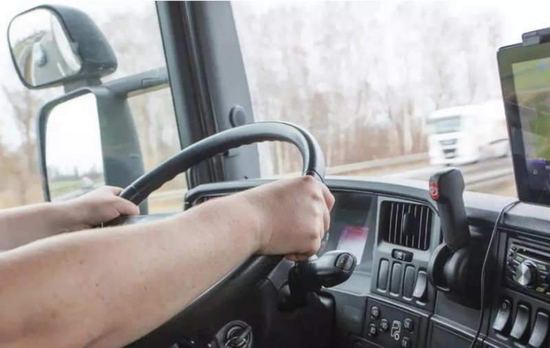 Un șofer de TIR a leșinat când s-a dat jos din cabină și a văzut cine era sub roțile camionului, pe care abia îl oprise, pe o șosea din Italia