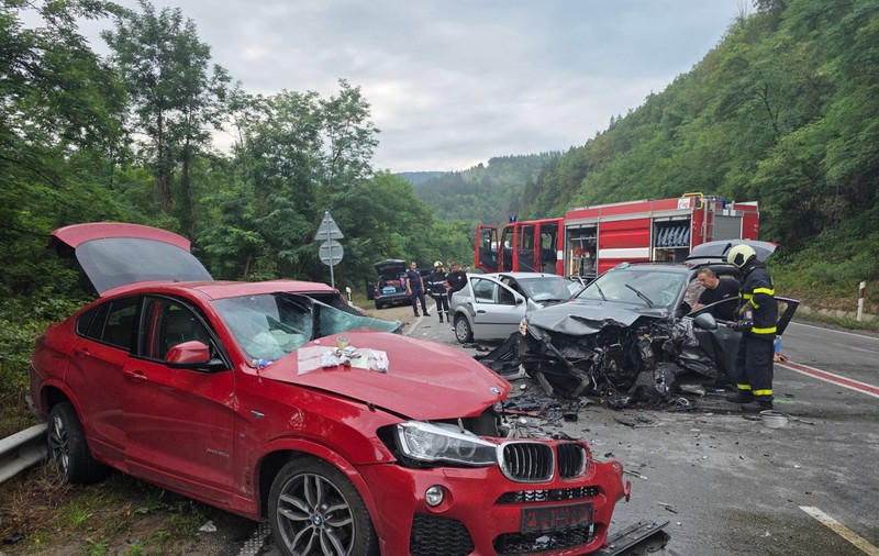 Accident cu cinci români implicați în Bulgaria, la Veliko Târnovo. O mamă și fiul ei au fost aduși cu un elicopter Black Hawk la București