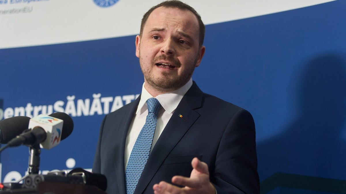 Alexandru Rogobete, ministrul Sănătății, în timp ce oferă declarații de presă
