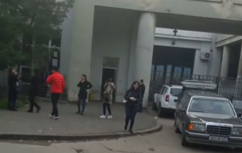 Trupul Alinei, tânăra aruncată în fața metroului, a fost ridicat de rude de la IML. Mama nu a putut completa actele
