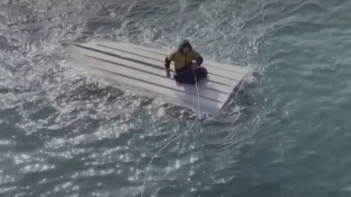 Un adolescent de 15 ani a supraviețuit miraculos după ce a petrecut mai multe zile pe ape înghețate, în Alaska. Sursă foto: captură video BBC.