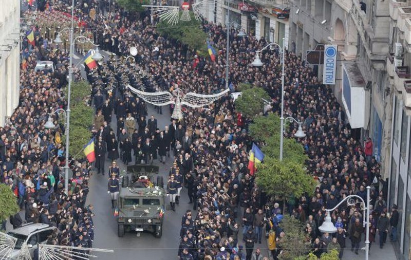 FOTO | Gestul emoționant făcut de un polițist pe ultimul drum al Regelui Mihai