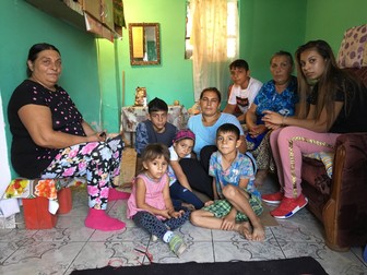 Ionela, bunica Virginia și o parte din familia ei, acasă