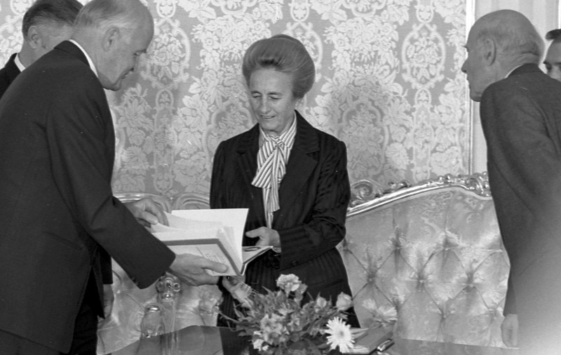Teza de doctorat a Elenei Ceaușescu este scoasă la licitație. Care este prețul de pornire
