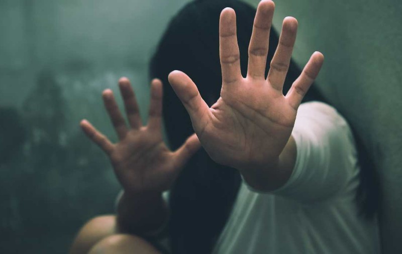 Bărbat reținut în Prahova după ce a agresat o fată de 17 ani într-un parc