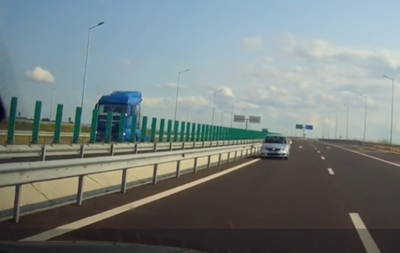 Șoferul din Galați filmat cum mergea pe contrasens pe autostrada A7 a fost găsit de polițiști: e un pensionar de 77 de ani | VIDEO