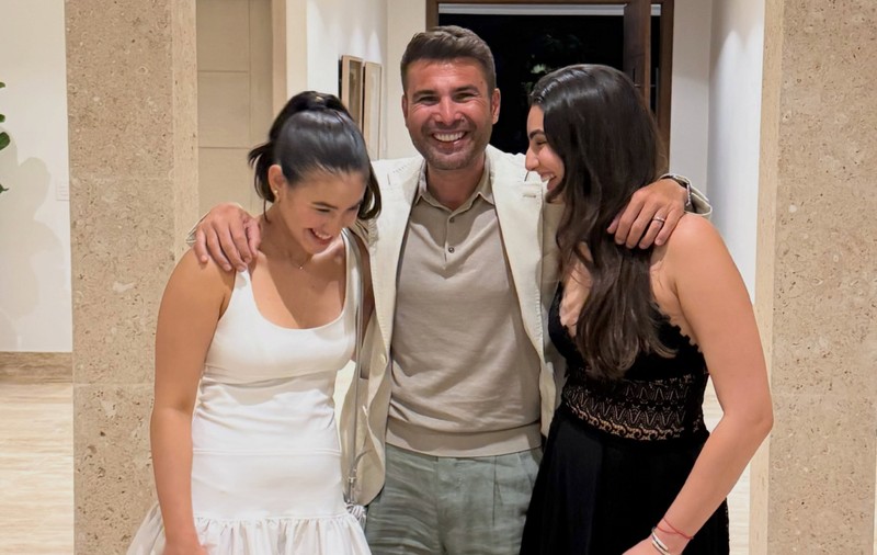 Imagini rare cu fata cea mare a lui Adrian Mutu. Maya a absolvit facultatea, iar părinții i-au fost alături