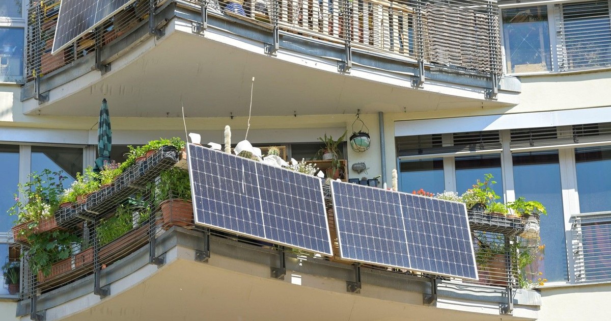 Panouri solare, montate în afara unui balcon