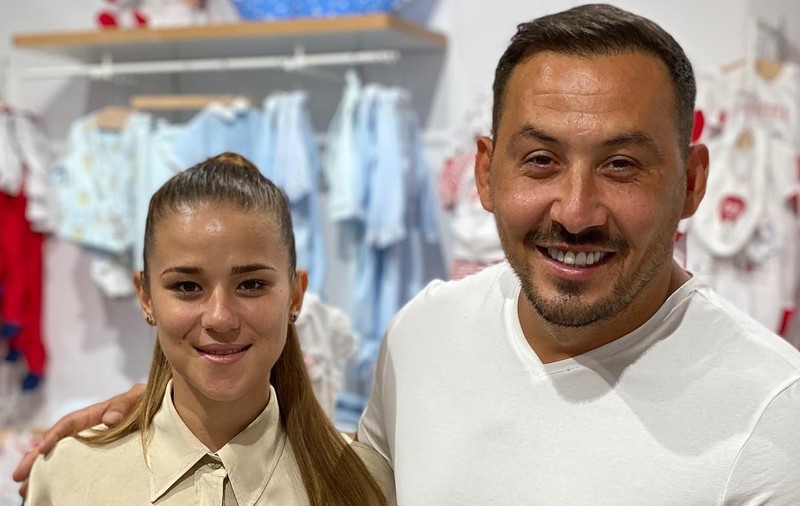 Ștefan Stan s-a mutat în casă nouă și a amenajat camera fetiței. Soția lui va naște în curând. „Nu știam la ce eforturi financiare ne băgăm în plină criză”