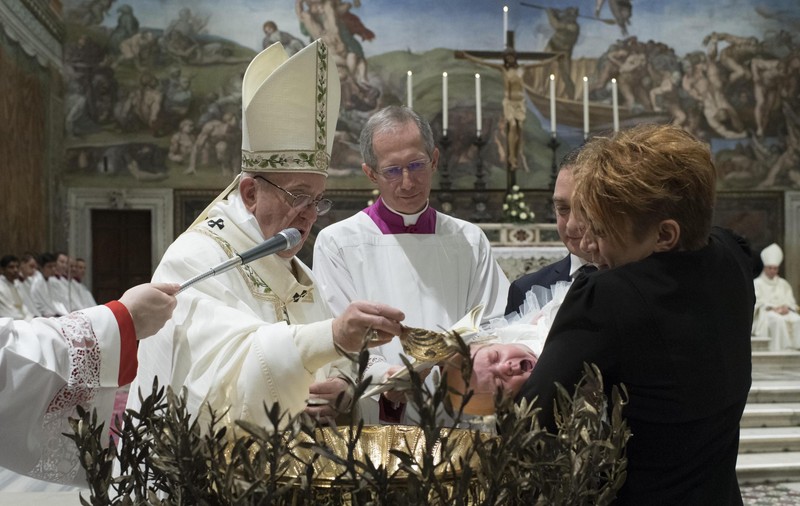 Papa Francisc a încurajat femeile să-și alăpteze copiii în biserică