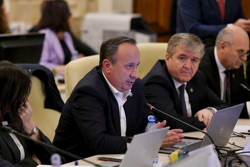 Adrian Caciu, deputat PSD, participa la sedinta comisiilor reunite de buget-finante de la Camera Deputatilor si Senat, in care se dezbat Proiectul Legii bugetului de stat si Proiectul Legii bugetului asigurarilor sociale de stat pe anul 2026, la Palatul Parlamentului din Bucuresti, miercuri, 18 martie 2026. ALEXANDRU DOBRE / MEDIAFAX FOTO