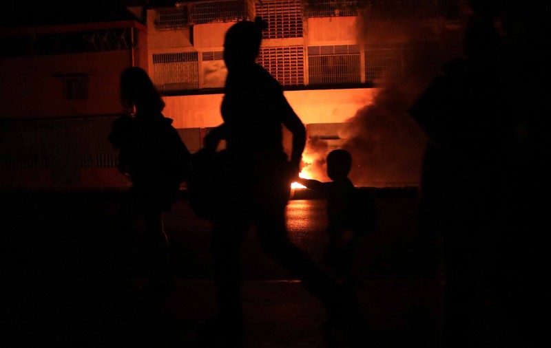 FOTO | Noi proteste în Venezuela, în timp ce o pană de curent a paralizat capitala Caracas şi alte oraşe
