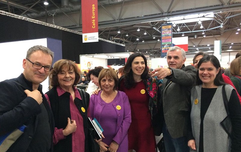 Scriitorii români, solidari cu Mișcarea #Rezist. Cărtărescu și Ana Blandiana au purtat insigne cu #Rezist la Târgul de Carte de la Leipzig