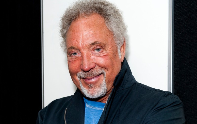 Tom Jones: “Nu vreau ca fanele să mai arunce cu chiloţi în mine” 