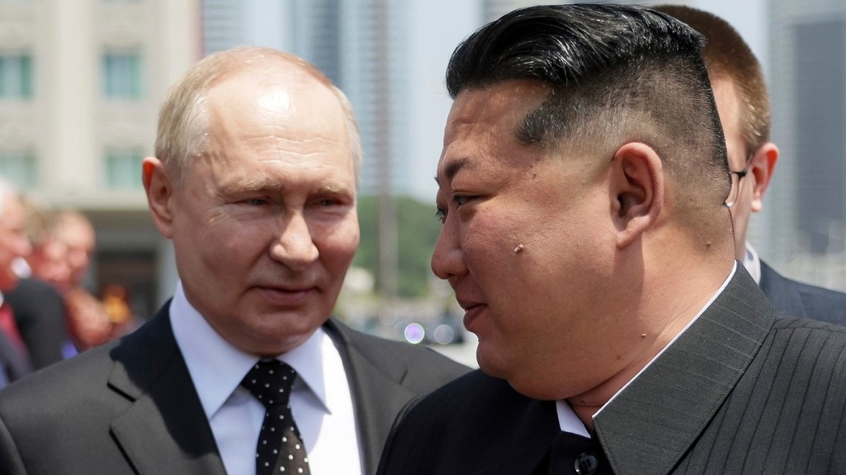 Vladimir Putin (stânga) și Kim Jong-un în timpul unei vizite a liderului rus la Phenian Foto: Profimedia