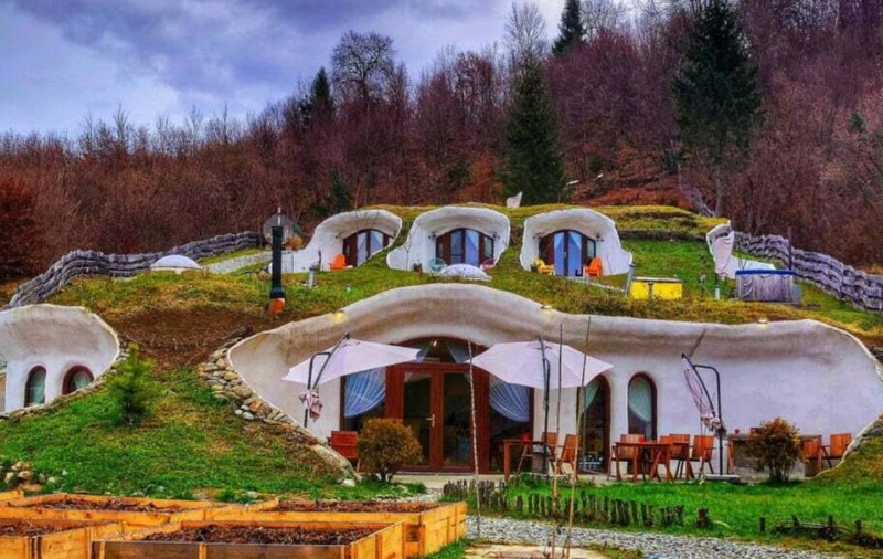 Un complex turistic unic, inspirat din universul „Stăpânul Inelelor”, este scos la vânzare în Porumbacu de Sus, la poalele Munților Făgăraș. Sursă foto Facebook/ Pensiunea „Dealul Verde” din Porumbacu de Sus