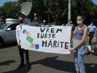 Sub privirile jandarmilor, elevii îşi arată nemulțumirile