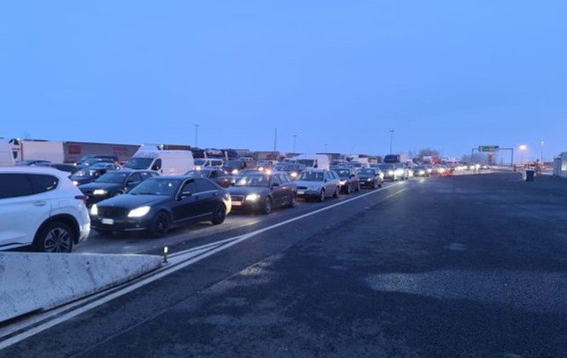 Aglomerație la vămile din vestul țării, pe sensul de ieșire. Timpul de așteptare este de 40 de minute