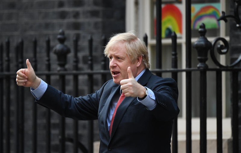 După ce le ceruse britanicilor să stea acasă în weekend, premierul Boris Johnson a fost surprins la o plimbare prin parc