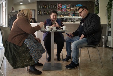 Monica și Florin Rezban se trezesc la șapte și își beau cafeaua, la fel ca spaniolii, într-un bar din apropierea casei lor din Castellon de la Plana, care se numește La Crème. Bunica Susana a venit cu ei în fiecare zi în cele două luni cât a stat în Spania