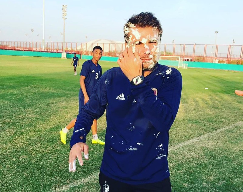 Adrian Mutu a fost sărbătorit cu tort la Al Wahda. Antrenorul a fost bătut cu frișcă de jucători | GALERIE FOTO&VIDEO