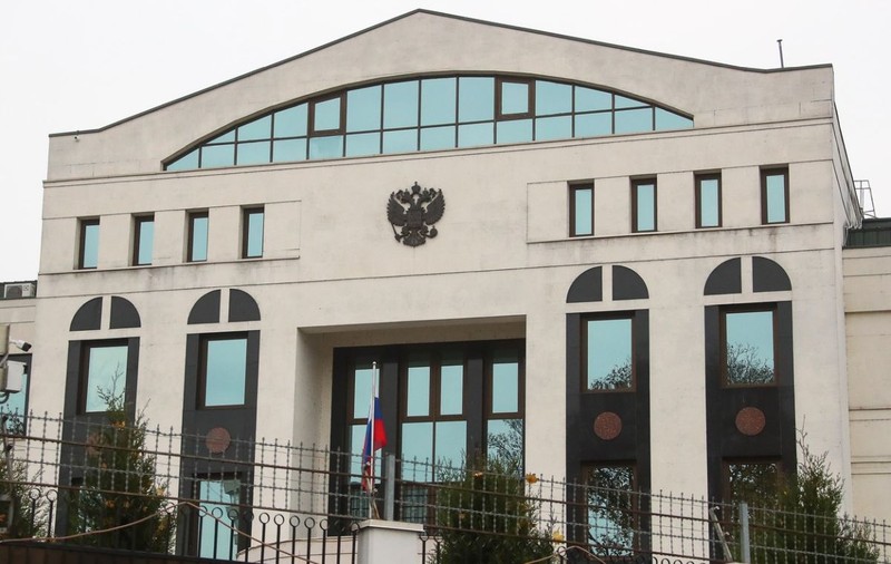 Ambasada Rusiei la Chişinău își suspendă temporar serviciile consulare, la câteva zile după expulzarea masivă de diplomaţi ruşi