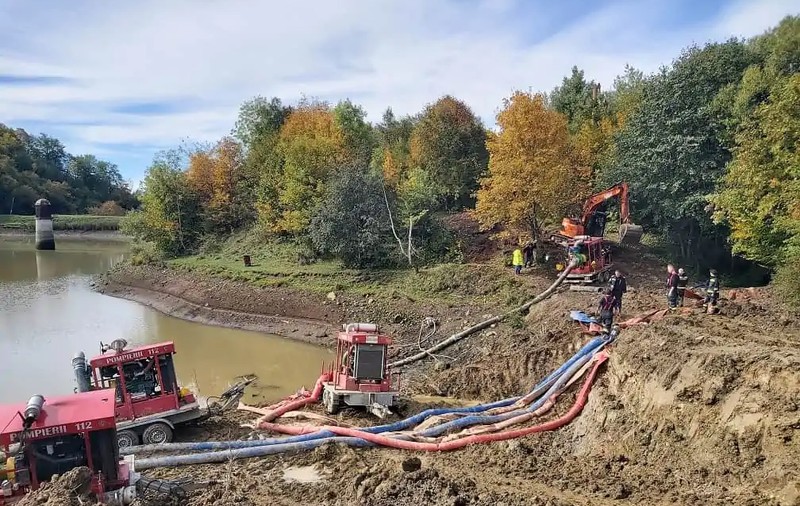 Persoanele evacuate din Roșia Montană s-au întors la casele lor. Pompierii au coborât nivelul apei în lacul Tăul Mare cu 3 metri