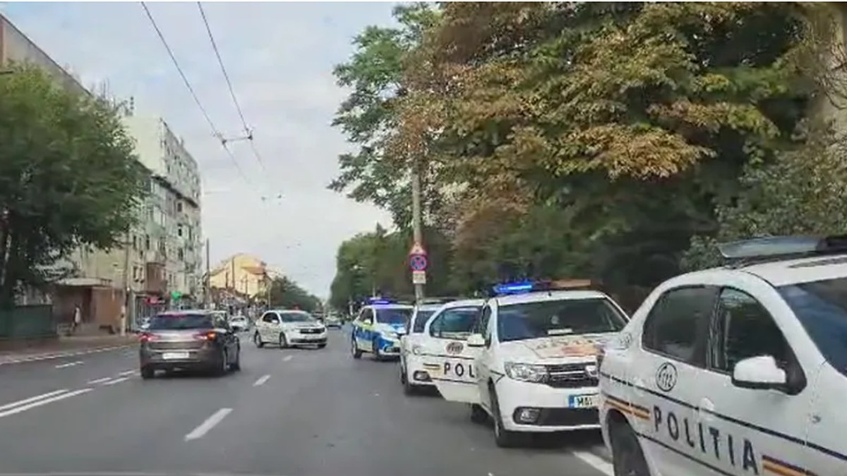 Cinci mașini de polițieparchează în fața unui bloc din Timișoara de unde s-a primit o reclamație, 28 septembrie 2025