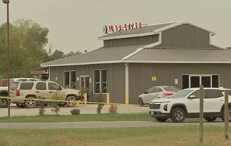 Un bărbat a împușcat șase oameni care mâncau pe terasa unui restaurant din Texas. Este acum căutat de poliție: una dintre victime a murit pe loc
