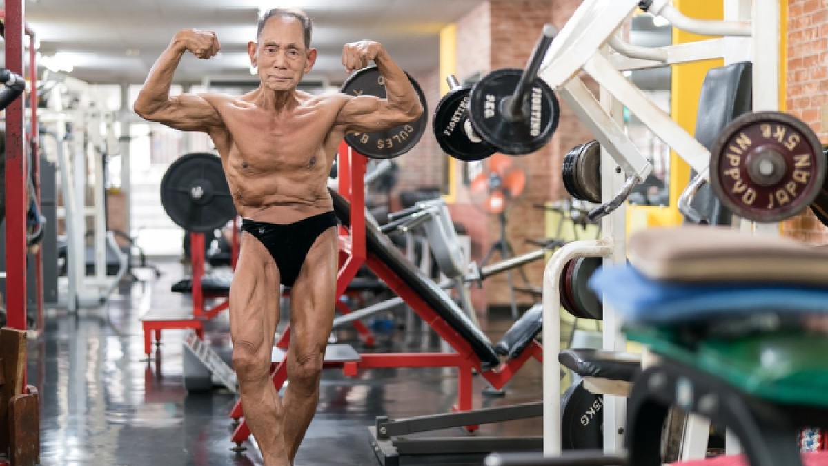 Toshisuke Kanazawa, un culturist în vârstă de 90 de ani, pozează în fața unei oglinzi în timp ce se antrenează în sala sa de sport din Hiroshima, Japonia, pe 11 septembrie 2026.