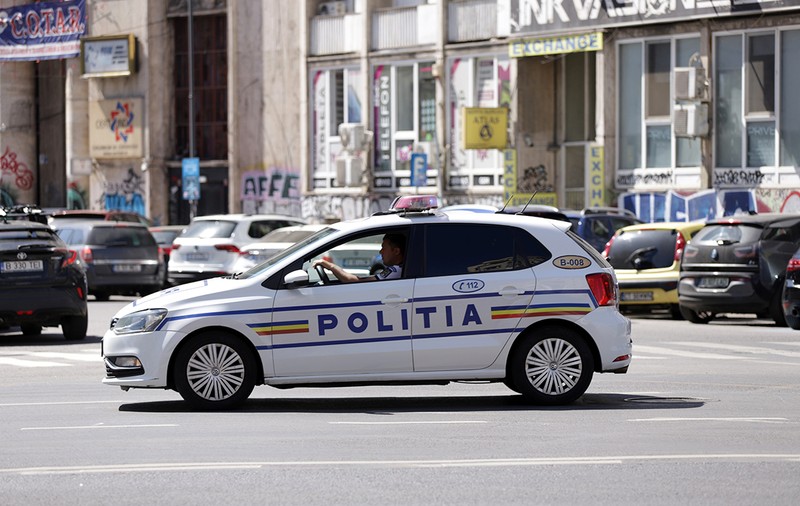 Bărbat băgat cu forţa într-o dubă, la un complex rezidenţial din sectorul 1, și găsit ulterior pe stradă. Polițiștii îi caută pe autori