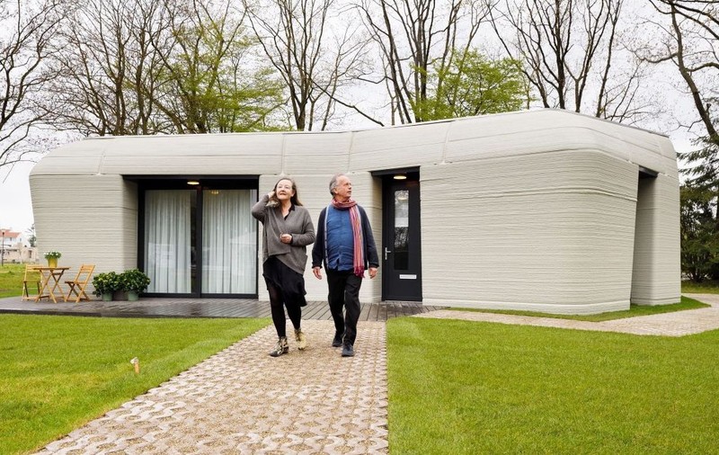 Un cuplu de olandezi s-a mutat în prima casă din Europa construită cu o imprimantă 3D. Cum arată locuința