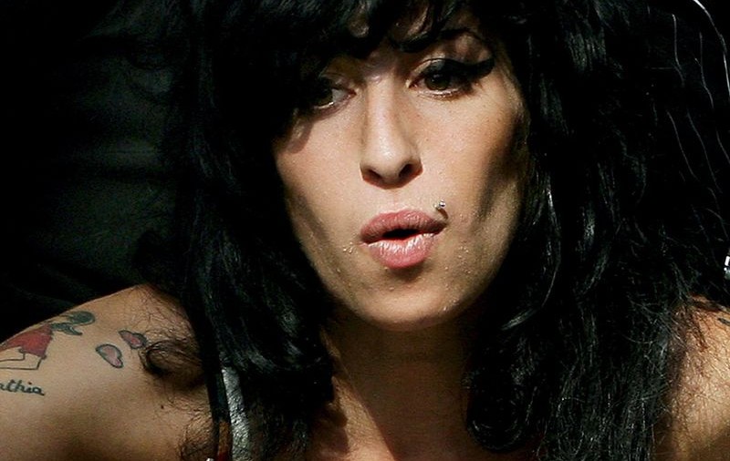 Amy Winehouse cântă la nunţi