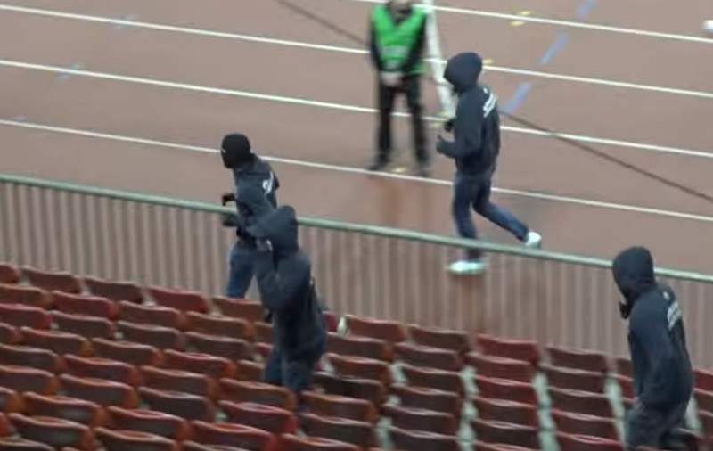 Scene halucinante! Fanii au dat năvală peste jucători după ce echipa lor de suflet a retrogradat | VIDEO