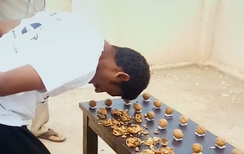 Indianul Navin Kuma a bătut recordul mondial la spart nuci cu capul. A sfărâmat 217 de bucăți într-un minut / VIDEO