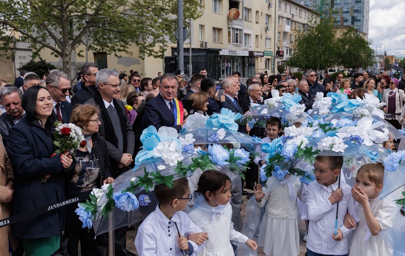 FOTO VIDEO REPORTAJ Cum a fost Parada Florilor ediția 2024: politicienii au împărțit scena cu micii prinți și s-au bucurat de cozonac gratis