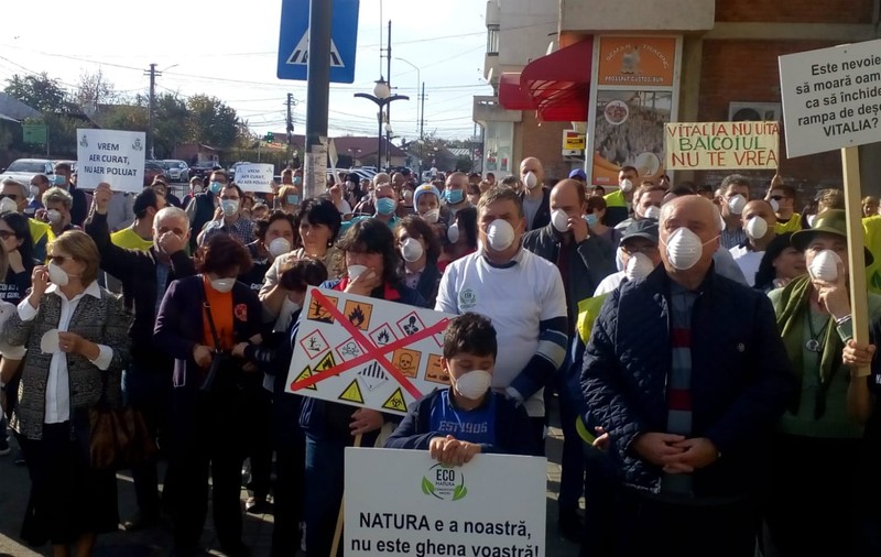 Sute de oameni au protestat, alături de primar, față de poluarea din orașul Băicoi