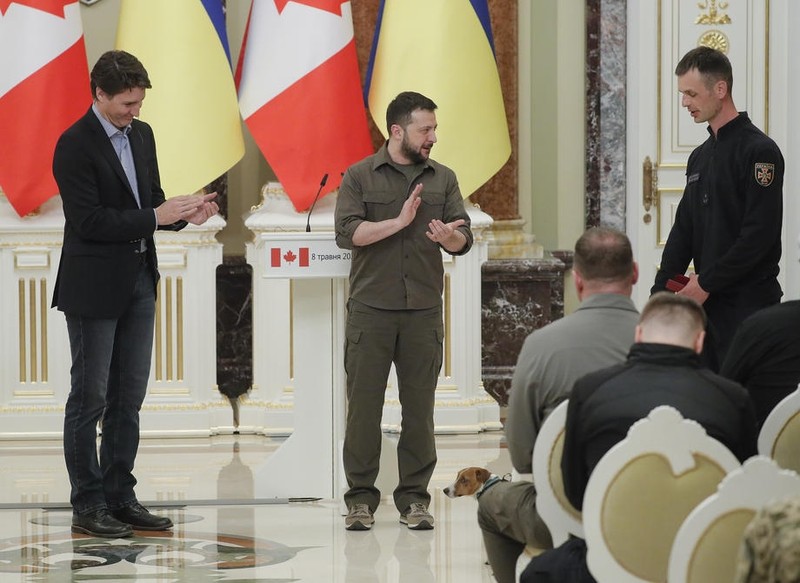 Justin Trudeau (stânga), Volodymir Zelenski și câninele Patron. Foto: EPA