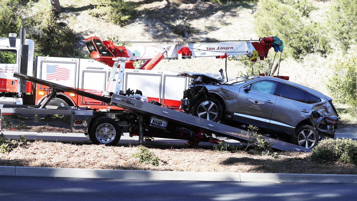 epa09032797 A Genesis GV80 SUV driven by US golfer Tiger Woods is loaded onto a flatbed truck after it was removed from a hillside at the scene of a single-vehicle crash in Rancho Palos Verdes, California, USA, 23 February 2021. According to a statement released by the LA County Sheriff, Tiger Woods was extricated from his vehicle and taken to the hospital. EPA-EFE/ETIENNE LAURENT
