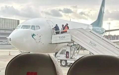 Un avion cu pasageri a fost blocat pe pistă de executori pentru o datorie uriașă. Sursă foto: Captură video X.