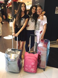 Rita Mureșan și cele două fete ale sale, Rebecca și Gloria, în aeroport