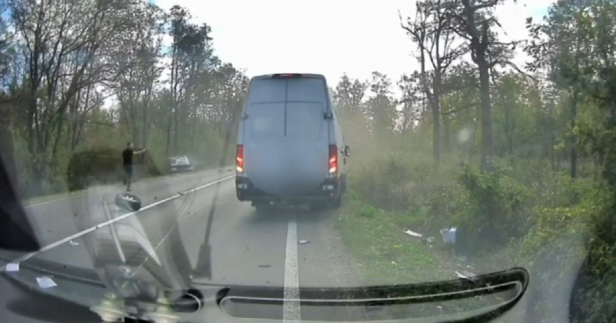 Imaginea arată o dubă albă oprită pe marginea drumului, după ce a fost implicată într-un accident