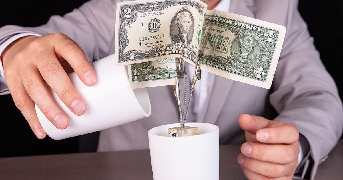 cană albă în care se toarnă bancnote de hârtie de un dolar