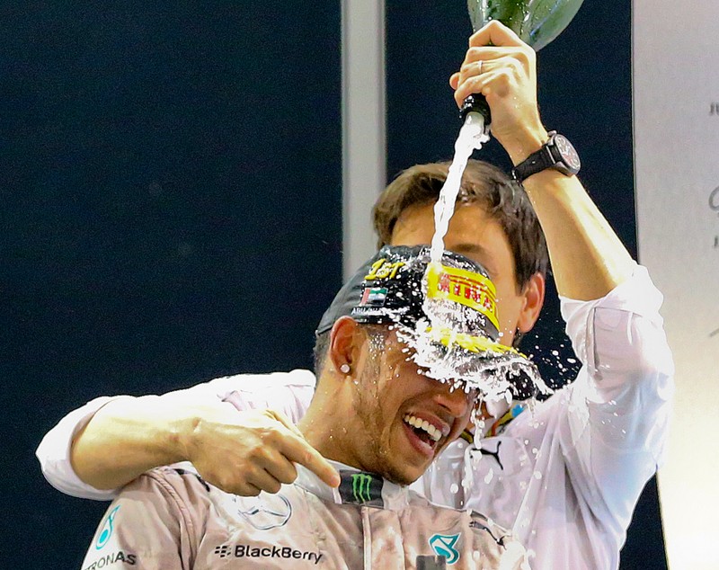 FORMULA 1 / Lewis Hamilton a câştigat titlul mondial! O maşină a luat foc!